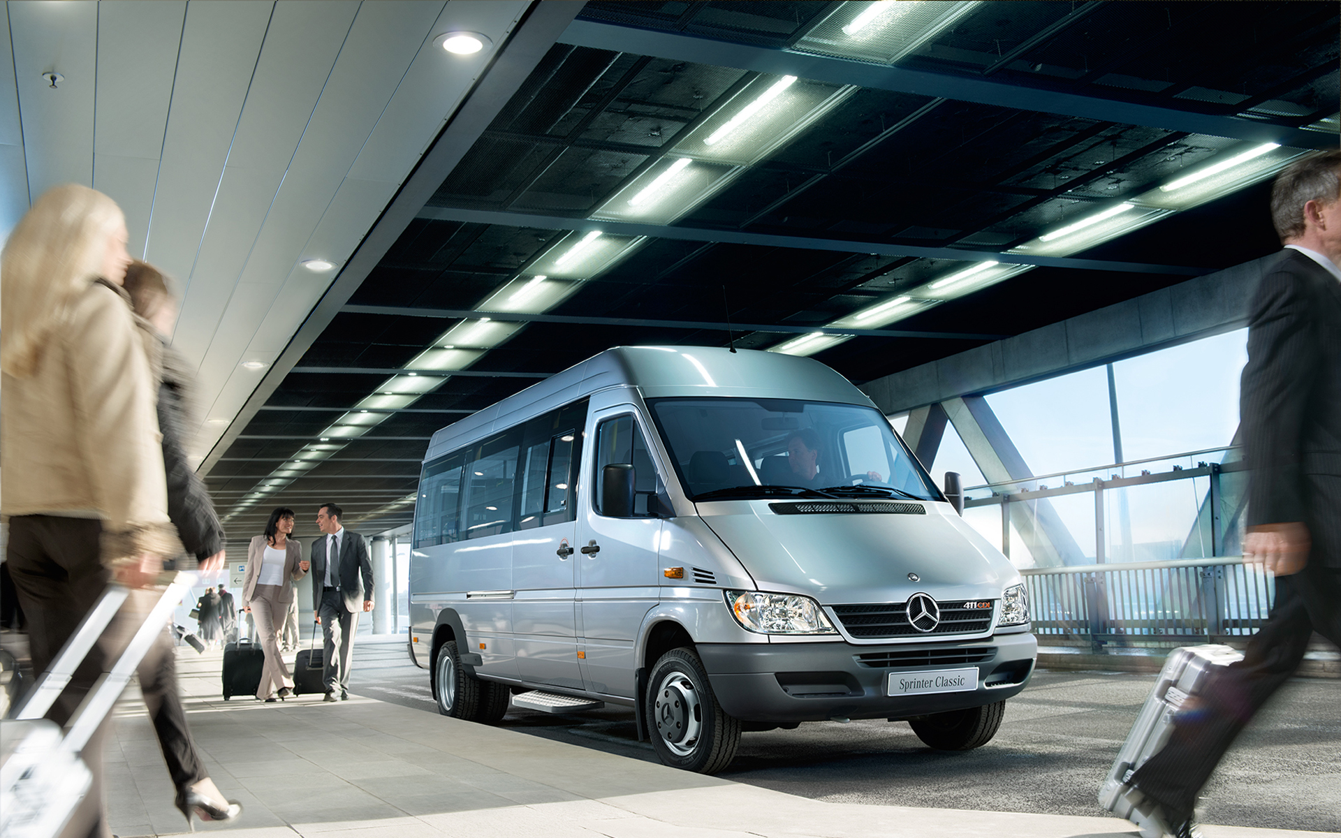 Перевозка сотрудников предприятия. Mercedes Benz Sprinter Classic. Мерседес Бенц Спринтер Классик. Мерседес Спринтер пассажирский. Трансфер Мерседес Спринтер.